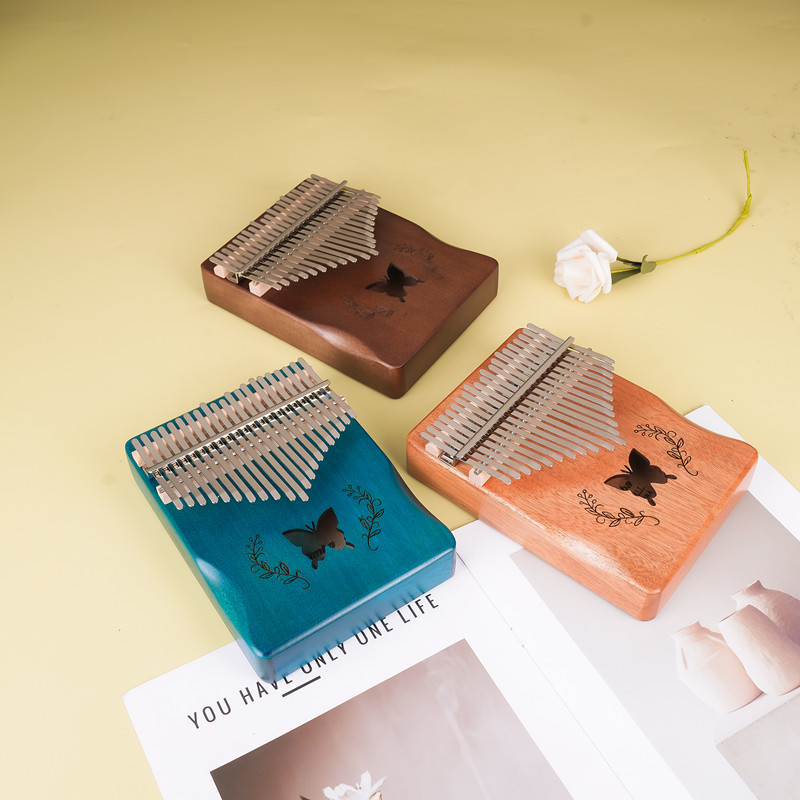 A Musical Instrument With Keys - Kalimba Hluru de 17 Teclas, Piano