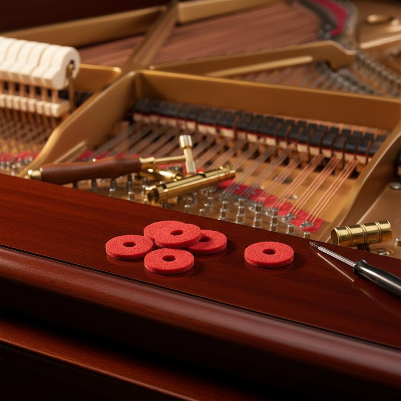A Musical Instrument With Keys - Almohadilla de fieltro roja pequeña y